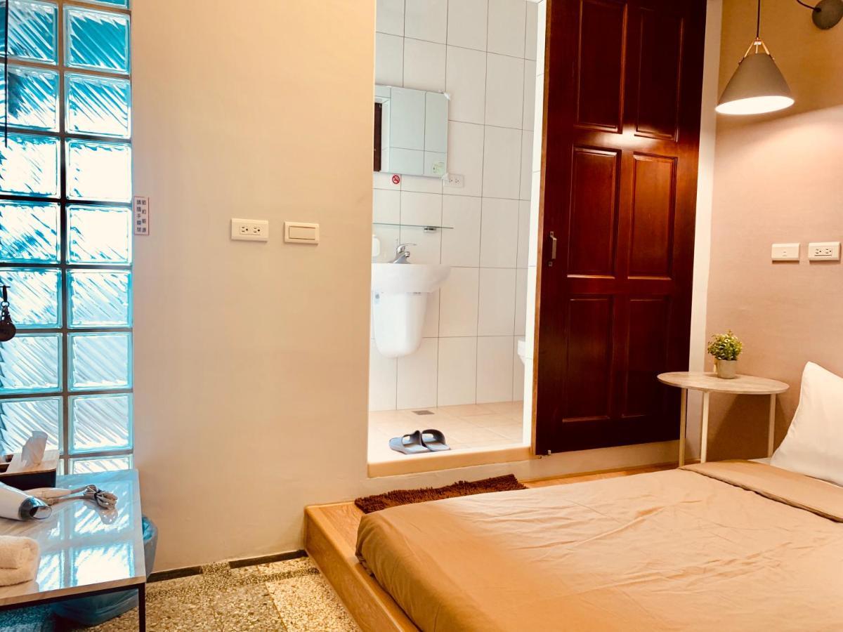 Oyaji Guesthouse-依人數床位數計價開放房型 Tainan Esterno foto