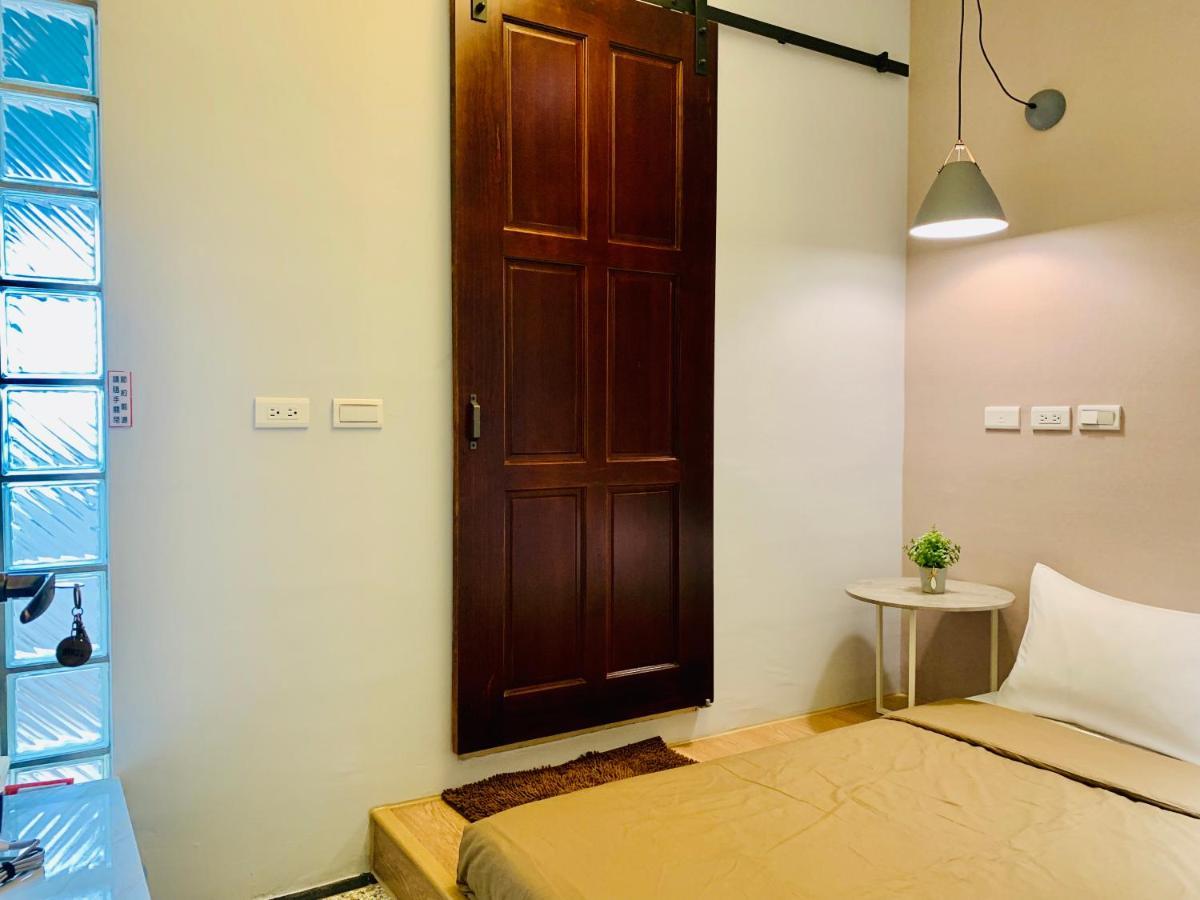 Oyaji Guesthouse-依人數床位數計價開放房型 Tainan Esterno foto