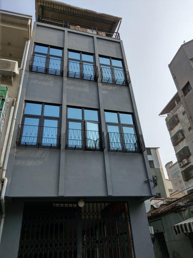 Oyaji Guesthouse-依人數床位數計價開放房型 Tainan Esterno foto
